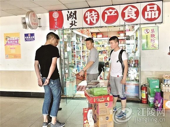 ң����һ������Ʒˤ�� ʯ�����Ӹ����¿���վ�����ɺڵ�