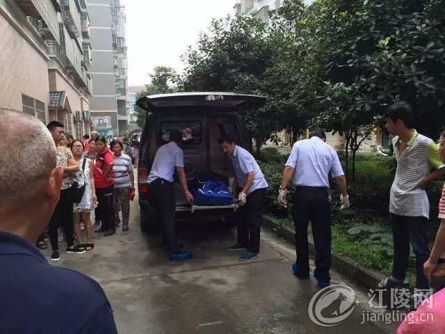 �˼�Ҿ磺���վ���������·һ��Ů�������� �����˾����Լ�����