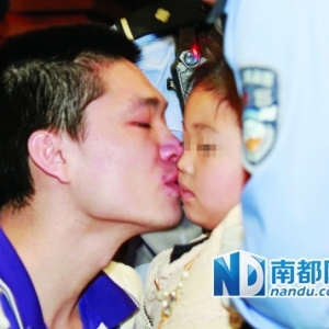 ��������ǰ����4��Ů����� ��������ϧ