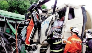 ���賵ӭͷײ�Ϲ��� 32������