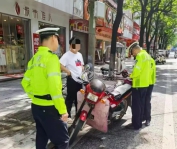 江陵交警严查“飙车炸街”